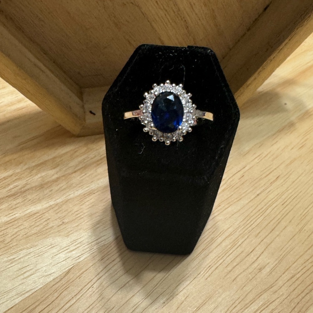 SIZE 10 WEDDING RING - Picture 7 of 9